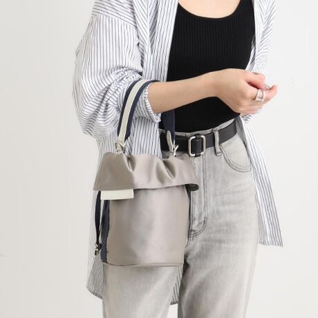 [^ԁFR9781610]n̂iC_Ȉۂ^GAV[YBВ^̃oPbǵAnhƎO\ȃV_[tŎAWĂ܂BtɃiCe[vgpĂAzFJ[őlJWAȃX^CoĂ܂BiȈۂȂX|[eB[ȑfފł܂Ƃ߂̂ŁAy₩ɂ܂Bt@bVł͂ȂAp˔Ă܂BnhオF13cmV_[SFŒ 114cm`ŒZ67cmOFV_[@\tFI[v|Pbg~2Ɩ̊֌WɂAۂFČꍇ܂B܂Ap\REX}[gtHȂǂ̊ɂA኱iƉ摜̃J[قȂꍇ܂ByCɓo^zCɂȂACéwCɓo^x߂łBICTCg̊eACeɂun[g}[NvNbNĊȒPɒǉł܂BCɓACeA݌Ɏc킸EēׂȂǃLy[ΏۂɂȂꍇɂm点܂Bd:300g(TvTCY)