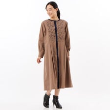 表起毛コットン 襟ぐり・前立て共布配色 前身ヨーク部分配色花柄刺しゅう ワンピース