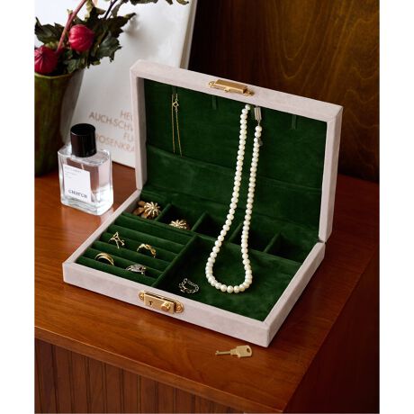 [^:24016960000370]JOURNAL STANDARD FURNITUREIWi̊WWG[{bNXBVvłǂȃCeAɂ݂₷ǂTCYBNbV̕ɃOsAXŒ肵A傫ȃXy[Xɂ̓oOԂ̃sAXB5Ɏd؂ꂽɂ̓Ô݂sAXAC[JtȂǂBt^ɂ̓|Pbg4̃tbNAlbNXuXbg܂Ȃ悤Ɏ[ł܂BXvOqWŊW܂A܂̂ŁAsȂǂɂ^щ\łBV[Ỹg[ɏd˂邱Ƃł܂BV[Yłpӂ܂B24016960000370FJSF JEWELRY BOX A524016960000470FJSF JEWELRY TRAY A5킹ĂBs{bNX̊Jt̂ĂȂԂŊۂ{^XChƊJ܂Byiɂ܂āzA5TCYŃt[AnĂׁA኱傫߂̃TCYłB舵ɂẮAiɂĂi\łmFBXyщOł̎Be摜́A̓ŐFČꍇ܂B