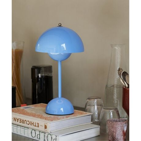 [^:25017940003370]h[^̃Abp[VF[hƁAԂ牺Ă悤Ȋۂ݂тт̃VF[hVGbgAđN₩ȃJ[̃t[|bǵA@[i[EpgɐVfUCǂ߂ĂIȎp̌Ă܂B|[^uvłVP9́At[|bg̃e[uv^CvAӐ}IɌyʂɐ݌vAdUSB[dP[u̗pĂ܂B[dƂŉłȂA莞ԉOłg܂BdrǍ͂ł܂BUSBΉACA_v^[͕tĂ܂BhΉ̏Ɩł͂܂BTCYFa16@29.3cmdʁF0.8kgގFAX`[ƖtdlF|[^uLEDFLED 3WdlFS[d̘A_Ԃ͖10ԕۏ؁F1NyfUCi[/Verner Pantonz@[i[Epg͉ƂƂďoARyn[Q̉|pAJf~[Ōzwт܂BzƁEfUCi[łAlERuZɎtAƋƃCeAfUC̓݁Ar̂Ȃ֎qǂɐɒuꂽ\t@ȂǁȂOqIȃfUCŗLɂȂ܂B60Nォ70NɂẮAƋAƖAǎA|X^[⃉OɍÖp̂悤ȃp^[▢IȃfUCȂǁAŜfUCƂނ̏M͂̌̃ACRjbNȃfUCɂȂ܂BpgݏoAfށAFA`̓ƑnIȎ@́Aނ̖̂̌Ɍq܂Bt[|bgv́A60N̕a^ut[p[v̏ےIȑ݂ƂȂ܂BN₩ȃJ[oG[VŁA1968N̔ƓlɁA݂_EfUC̑㖼ƂȂĂ܂Bpg߂ăfUCgp̓t[|bg̎oI݂ŁAVvȔ̂ō\A݂VfA\邱Ƃł܂Bupg̒IȑfގgA􉽊wIȌ`ATCPfbNȐFʂ͓̃fUCi[Ƃ͈悵Ă܂v&Tradition̑nƎ҃}[eBER[xbNEnZ͏qׂĂ܂Bu̐sIȃfUC̓`tɂ鈤ׂiȂɂ&TraditioñRNV͊Ȃł傤vBy&TraditionzzĊ􂵂fUCi[̃A[gs[Xč\z鋤ɁAɌ㐢E[hfUCi[̊Z邱ƂŁÃNVbNn邱ƂڎwĂ܂BNtg}Vbv̗OȂA@\AKAƂ̃j[Y𖞂ƋAƖAz[EANZT[͂܂B