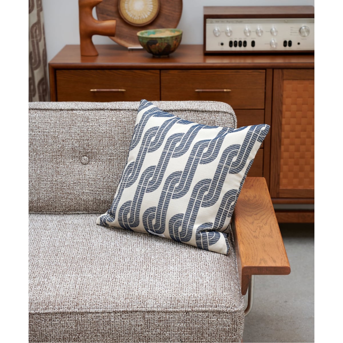 [�}���C]�yUnited Wallpaper�zGILROY CUSHION �N�b�V�����J�o�[ 45cm/�A�N���t�@�j�`���[�iACME Furniture�j �l�C�r�[