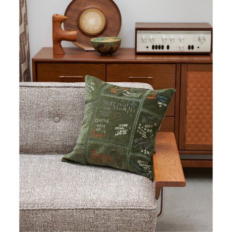 [^:25013970000030]̓Jo[݂̂̔̔łBނ͕ʓr߂Nт̃xxbgnɑF̎hJ{NbVJo[BꌩƎ菑̃◷̋L^̂悤Ɍ镶AJɎhJŕ\ꂽNbVJo[łBVѐSӂfUĆA܂ŒÑm[g`Ă邩̂悤ȃNN^Ă܂BVvȃ\t@xbhɒuŁAԂCɃA[gM[̂悤ȕ͋CɁBJ[ŎhJꂽ̓CN̂悤ȎANtgƉƑ݊܂Bǂݎt[ŶЂƂЂƂj[NŁAQXgƂ̉b̂ɂBX̕炵ɂƂ[AƃXg[[vXĂACełB