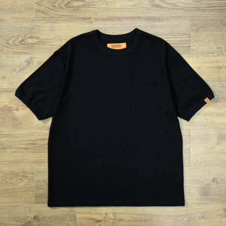 [^:UO2523201-B]yfabriczaт̍HŏoȂ̗ȂōꂽtB[RbgBsψȎ̑i`ȃlbvBe[WCNȕ\̏ofށBȂ琶܂_炩G肪C悭AĂƗ̓IɂȂӂ犴XɉKɁByfitzCh{fBȂAXbLƂŐĝ̃CE킸ׂẴ{gXɍ킹₷tBbgBƑɂ͈ʓIȃuƈႢAϋvȂNVbNȈۂ̂łoC_[e[vdlɁByfinishz1900NOBRg[jOpŎgpꂽTVcBKg̗ǂőwAX[gɌđ݂o悤ɂȂAǗׂTVcɃvĝvgTVc̋NBobN̎񌳂ɎЖ⃍SA⃍bgio[vgIWifUC̃vgBnRŉ悤ȗꂽfUC̃Be[W\ByUNIVERSAL OVERALLz1924NɑnƂAJAVJS̃[NEFAuhłAjo[TI[o[I[Bn[hŃ[YiuȃACeAق1I߂ɓnSĒǋA݂łȂA[NEGAƂāÃ[J[ɎxĂBłAԂ̃Rbg̃[NpcJo[I[AVbvR[ǵAÂǂAJ̃[NEFAD{̃t@Ă郍OZ[ACełB܂Aނ̓^tȃ[NEGAǋĂŁA蒅pɑ΂đϋvȃ|GXeã`mfނ肢Ã[J[瑽̎x𓾂ĂT/C`mpćA݂ł̓[Nt@bVvf̕K{łԑfނƂđ̕ɎxĂB