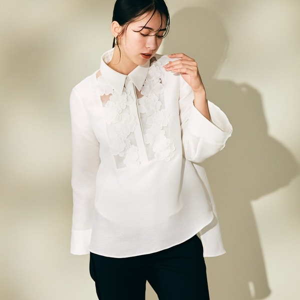 Audie a Muses オーディア ミューズ　フラワー刺繍ブラウス　42 雑誌掲載】フラワーモチーフ付きブラウス | オーディア ミューズ