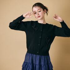 立体フラワーモチーフ付きカーディガン