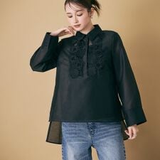 立体フラワーモチーフ付きブラウス