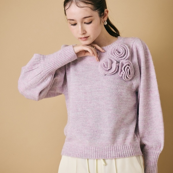 フラワーコサージュ付きニットプルオーバー