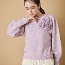 フラワーコサージュ付きニットプルオーバー