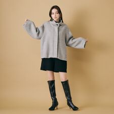 オーディア ミューズ(Audie a Muses)のスタンドカラーコクーンシルエットジャケット