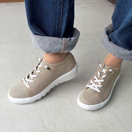 [^:1005]Shoes.No.1005KITSON / Lbg\yfށzAbp[fނ́Aْ̍fŕ҂ݏグjbgngpBƂĂ_炩AɉēKxȃtBbg܂ByfUCESnzJWAŗD͋C̃jbgfށB\[ɂ͋rʂƈ芴𗼗EF[u\[̗pB[XAbvfUCłuŕRSɂȂĂׁAXb|oŁAۂƒEô|CgB̃JbvC\[̗pĂׁASnZłB@yʑfEVAAEg\[gpĂ܂̂ōKByTCYzi23.5cm𗚂ĂX^btMTCYŃWXgłBLk̂fނׁ̈Asb^ڂ̃tBbeBO߂łBTCYɂ͌lׁAQlxɂlB