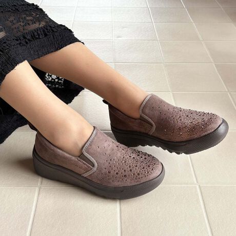 shoes.No.1512KITSON / Lbg\yʑfEVAAEg\[gpĂ܂̂ōKƏ_炩ȃCjO{Ă邽߁ASnQłBJ[}ngpALLȃzbgtBNX{ꂽfUĆAK[[ƃJWA˔Ă܂BfjJWAR[fɂ҂ȃACeB\[ɂ͋rʂƈ芴𗼗EF[u\[̗pBX^CAbv_AtɂȂ߂ȂoX̗ǂfUCBJbvC\[̗̍pɂAT|[gĂ܂BfC[[XɍœKȈꑫŁA܂܂ȃV[Ŋ􂷂邱ƊԈႢȂłBȂ̃R[fBl[gɉ؂₩ƉKvXAЎɓꂽACełByTCYzi23.5cm𗚂ĂX^btMTCYŃWXgłBTCYɂ͌lׁAQlxɂlB