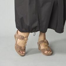 ビジュー付きTストラップサンダル