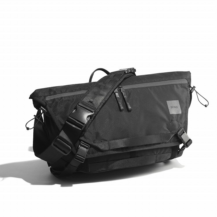 メッセンジャーバッグ ショルダーバッグ A4 15.6インチPC UNTRACK