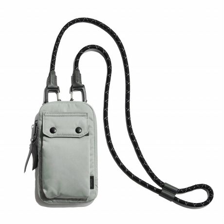 [^:60211]yURBAN OUTDOORze[}ɌfAIƃIt̉V[XɑAobOƃEFAĂ郉CtX^CuhłBVvȃfUCɎU΂߂ʂȋ@\ƁAXg[[fޑIтŁA̕炵莩RŉKɂv_NgWJJWAX^CɌȂI[ZeBbNȃACeɁAssɕKvȃt@NVzobOV[YqCITY/VTȓfޑւfBfނDICROS SOLO֕ύX邱ƂŁAWF_[X^CɂƂȂA\bhŃA[oȃeCXgȃf܂BX}[gtHAJ[hP[XAL[P[XACzȂǂ̐g̉i^Ԃ߂ɕKvsȃRpNgȃTCYBjZbNXŎgVvłȃfUCłBX}[gtHTCÝAőW78.1~H160.8~D7.8mmz肵Ă܂BV_[xgɂ̓pV[g݂邷߂ɊJꂽpR[h̗p܂BtN^[@\A铹Sɂgp܂B܂A𒲐߂ł郌U[Xgbp[t邱ƂŁAD݂̒ɒ߉\łBDICROS SOLOƂȂuSOLOTEXvxɐDグĂ邱ƂÂ鉐₩A`Ԉ萫ɗDAVɂȂɂƂ_킹Ă܂BɁAEϋvnCXybNȑfނłB