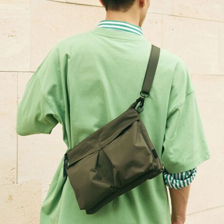 [^:60373]uCITY/3LSvV[YAEghAEFA}Eep[J[Ɏgp3w\̍@\nsbNAbvAssɓK`ŃAbvf[gBڂ̓i`ŏiȃRbĝ悤ȕȂAϋv@\Ă̂͂̂ЂƂBsIȃX^CƃAEghAMA̋@\𗼗AnCubhȃobOV[YłBUSRwbgobÕfUC`[tɗ֐ɕx񂾃TRbVobOփAW܂BV_[e[v{̂ƓFւ܂Ƃ߂邱ƂœꊴoBRpNgȂAOƓɍׂ[Xy[X[ĂāAo̕KiJo[Ă܂Bϋv3w\̑fނ́A\nƗn̊ԂɃ|E^tB~l[g邱ƂŁAϋvBɁA~l[gHɂA\tgȕƌyʐ˔Ă܂B