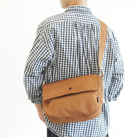 [^:60401]uCITY PLUS/NEWSPAPERvj[Yy[p[obOV[Y̍łRpNgȃX[TCYBKvŒ̉וďoAƂoɂ҂ȃACełBaTTCY̏ނ]TĎ[łTCYŁAgɂ傤ǂ悢oXBtbvJƁAX}[gtHpXP[XȂǁAȏACe̎[ɕ֗ȃI[KiCU[|PbgQzuBQ̃I[KiCU[|Pbg݂ĂāAɃCXy[Xɂ̃|PbgĂAOEHbg⃏CXCzȂǂẢוƍ邱ƂȂAƎ[ł܂B500`600ml(20.5cmx܂)TCỸybg{gĂĎ[\B[͂܂ŖڈƂȂ܂BV_[xg͒߉\ŁA΂ߊ|X^C͂AZăV_[ŎX^C߂łB1900Nȍ~AAJ̏NVzBŎgpĂobOB̃VvƓɗnރX^C璅z𓾂āAUNTRACKƎ̎_őfނƋ@\Ał̃j[Yy[p[obOƂčč\z܂Bfނɂ́AʓIRbgł͂ȂA|GXe60AiC40Œxɕ҂ݏグn̗pĂ܂BC^AR̃EFAɂ̗pꂽтAȎgƉH̑gݍ킹ŁA߂A܂Ń[XL̂悤ȏiȌڂƎGĂāA@\Ɣ𗼗Ă܂B̖͂ȂAɂȂlnBꂱUNTRACK̐^łÃV[Yɍ߂ꂽvłB