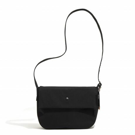 [^:60401]uCITY PLUS/NEWSPAPERvj[Yy[p[obOV[Y̍łRpNgȃX[TCYBKvŒ̉וďoAƂoɂ҂ȃACełBaTTCY̏ނ]TĎ[łTCYŁAgɂ傤ǂ悢oXBtbvJƁAX}[gtHpXP[XȂǁAȏACe̎[ɕ֗ȃI[KiCU[|PbgQzuBQ̃I[KiCU[|Pbg݂ĂāAɃCXy[Xɂ̃|PbgĂAOEHbg⃏CXCzȂǂẢוƍ邱ƂȂAƎ[ł܂B500`600ml(20.5cmx܂)TCỸybg{gĂĎ[\B[͂܂ŖڈƂȂ܂BV_[xg͒߉\ŁA΂ߊ|X^C͂AZăV_[ŎX^C߂łB1900Nȍ~AAJ̏NVzBŎgpĂobOB̃VvƓɗnރX^C璅z𓾂āAUNTRACKƎ̎_őfނƋ@\Ał̃j[Yy[p[obOƂčč\z܂Bfނɂ́AʓIRbgł͂ȂA|GXe60AiC40Œxɕ҂ݏグn̗pĂ܂BC^AR̃EFAɂ̗pꂽтAȎgƉH̑gݍ킹ŁA߂A܂Ń[XL̂悤ȏiȌڂƎGĂāA@\Ɣ𗼗Ă܂B̖͂ȂAɂȂlnBꂱUNTRACK̐^łÃV[Yɍ߂ꂽvłB