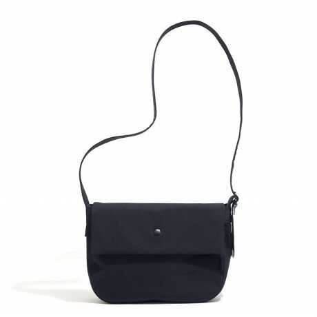 [^:60401]uCITY PLUS/NEWSPAPERvj[Yy[p[obOV[Y̍łRpNgȃX[TCYBKvŒ̉וďoAƂoɂ҂ȃACełBaTTCY̏ނ]TĎ[łTCYŁAgɂ傤ǂ悢oXBtbvJƁAX}[gtHpXP[XȂǁAȏACe̎[ɕ֗ȃI[KiCU[|PbgQzuBQ̃I[KiCU[|Pbg݂ĂāAɃCXy[Xɂ̃|PbgĂAOEHbg⃏CXCzȂǂẢוƍ邱ƂȂAƎ[ł܂B500`600ml(20.5cmx܂)TCỸybg{gĂĎ[\B[͂܂ŖڈƂȂ܂BV_[xg͒߉\ŁA΂ߊ|X^C͂AZăV_[ŎX^C߂łB1900Nȍ~AAJ̏NVzBŎgpĂobOB̃VvƓɗnރX^C璅z𓾂āAUNTRACKƎ̎_őfނƋ@\Ał̃j[Yy[p[obOƂčč\z܂Bfނɂ́AʓIRbgł͂ȂA|GXe60AiC40Œxɕ҂ݏグn̗pĂ܂BC^AR̃EFAɂ̗pꂽтAȎgƉH̑gݍ킹ŁA߂A܂Ń[XL̂悤ȏiȌڂƎGĂāA@\Ɣ𗼗Ă܂B̖͂ȂAɂȂlnBꂱUNTRACK̐^łÃV[Yɍ߂ꂽvłB