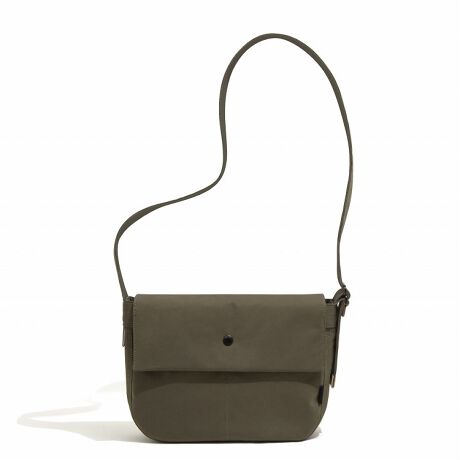 [^:60401]uCITY PLUS/NEWSPAPERvj[Yy[p[obOV[Y̍łRpNgȃX[TCYBKvŒ̉וďoAƂoɂ҂ȃACełBaTTCY̏ނ]TĎ[łTCYŁAgɂ傤ǂ悢oXBtbvJƁAX}[gtHpXP[XȂǁAȏACe̎[ɕ֗ȃI[KiCU[|PbgQzuBQ̃I[KiCU[|Pbg݂ĂāAɃCXy[Xɂ̃|PbgĂAOEHbg⃏CXCzȂǂẢוƍ邱ƂȂAƎ[ł܂B500`600ml(20.5cmx܂)TCỸybg{gĂĎ[\B[͂܂ŖڈƂȂ܂BV_[xg͒߉\ŁA΂ߊ|X^C͂AZăV_[ŎX^C߂łB1900Nȍ~AAJ̏NVzBŎgpĂobOB̃VvƓɗnރX^C璅z𓾂āAUNTRACKƎ̎_őfނƋ@\Ał̃j[Yy[p[obOƂčč\z܂Bfނɂ́AʓIRbgł͂ȂA|GXe60AiC40Œxɕ҂ݏグn̗pĂ܂BC^AR̃EFAɂ̗pꂽтAȎgƉH̑gݍ킹ŁA߂A܂Ń[XL̂悤ȏiȌڂƎGĂāA@\Ɣ𗼗Ă܂B̖͂ȂAɂȂlnBꂱUNTRACK̐^łÃV[Yɍ߂ꂽvłB