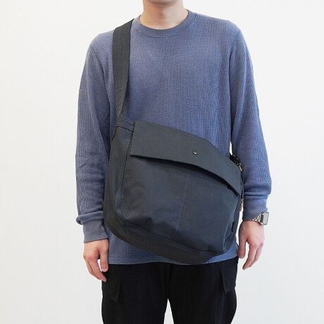 [^:60402]uCITY PLUS/NEWSPAPERvj[Yy[p[obOV[Ỹ~hTCYBA4TCỸt@C]TĎ[łAԑ傫ȃI[KiCU[|Pbgɂ́A13.3inchPC܂邽߁ArWlXV[ɂ߂łBtbvJƁAX}[gtHpXP[XȂǏȏACeɕ֗ȃI[KiCU[|PbgQzuBCXy[Xɂ̃|PbgĂAOEHbg⃏CXCzȂǂ𑼂̉וƕāAƎ[ł܂B500`600ml(20.5cmx܂)TCỸybg{gĂĎ[\Bɉ\ɂAԂȐ܂肽ݎP(34cm)QĎ[łTCYłB[̃TCY͂܂ŎQlłBV_[xg͒߉\ŁA΂ߊ|͂AZăV_[ŎX^C߂łB1900Nȍ~AAJ̏NVzBŎgpĂobOB̃VvƓɗnރX^C璅z𓾂āAUNTRACKƎ̎_őfނƋ@\Ał̃j[Yy[p[obOƂčč\z܂Bfނɂ́AʓIRbgł͂ȂA|GXe60AiC40Œxɕ҂ݏグn̗pĂ܂BC^AR̃EFAɂ̗pꂽтAȎgƉH̑gݍ킹ŁA߂A܂Ń[XL̂悤ȏiȌڂƎGĂāA@\Ɣ𗼗Ă܂B̖͂ȂAɂȂlnBꂱUNTRACK̐^łÃV[Yɍ߂ꂽvłB