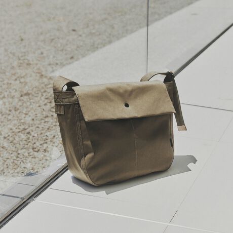 [^:60402]uCITY PLUS/NEWSPAPERvj[Yy[p[obOV[Ỹ~hTCYBA4TCỸt@C]TĎ[łAԑ傫ȃI[KiCU[|Pbgɂ́A13.3inchPC܂邽߁ArWlXV[ɂ߂łBtbvJƁAX}[gtHpXP[XȂǏȏACeɕ֗ȃI[KiCU[|PbgQzuBCXy[Xɂ̃|PbgĂAOEHbg⃏CXCzȂǂ𑼂̉וƕāAƎ[ł܂B500`600ml(20.5cmx܂)TCỸybg{gĂĎ[\Bɉ\ɂAԂȐ܂肽ݎP(34cm)QĎ[łTCYłB[̃TCY͂܂ŎQlłBV_[xg͒߉\ŁA΂ߊ|͂AZăV_[ŎX^C߂łB1900Nȍ~AAJ̏NVzBŎgpĂobOB̃VvƓɗnރX^C璅z𓾂āAUNTRACKƎ̎_őfނƋ@\Ał̃j[Yy[p[obOƂčč\z܂Bfނɂ́AʓIRbgł͂ȂA|GXe60AiC40Œxɕ҂ݏグn̗pĂ܂BC^AR̃EFAɂ̗pꂽтAȎgƉH̑gݍ킹ŁA߂A܂Ń[XL̂悤ȏiȌڂƎGĂāA@\Ɣ𗼗Ă܂B̖͂ȂAɂȂlnBꂱUNTRACK̐^łÃV[Yɍ߂ꂽvłB