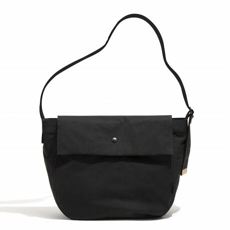 [^:60402]uCITY PLUS/NEWSPAPERvj[Yy[p[obOV[Ỹ~hTCYBA4TCỸt@C]TĎ[łAԑ傫ȃI[KiCU[|Pbgɂ́A13.3inchPC܂邽߁ArWlXV[ɂ߂łBtbvJƁAX}[gtHpXP[XȂǏȏACeɕ֗ȃI[KiCU[|PbgQzuBCXy[Xɂ̃|PbgĂAOEHbg⃏CXCzȂǂ𑼂̉וƕāAƎ[ł܂B500`600ml(20.5cmx܂)TCỸybg{gĂĎ[\Bɉ\ɂAԂȐ܂肽ݎP(34cm)QĎ[łTCYłB[̃TCY͂܂ŎQlłBV_[xg͒߉\ŁA΂ߊ|͂AZăV_[ŎX^C߂łB1900Nȍ~AAJ̏NVzBŎgpĂobOB̃VvƓɗnރX^C璅z𓾂āAUNTRACKƎ̎_őfނƋ@\Ał̃j[Yy[p[obOƂčč\z܂Bfނɂ́AʓIRbgł͂ȂA|GXe60AiC40Œxɕ҂ݏグn̗pĂ܂BC^AR̃EFAɂ̗pꂽтAȎgƉH̑gݍ킹ŁA߂A܂Ń[XL̂悤ȏiȌڂƎGĂāA@\Ɣ𗼗Ă܂B̖͂ȂAɂȂlnBꂱUNTRACK̐^łÃV[Yɍ߂ꂽvłB