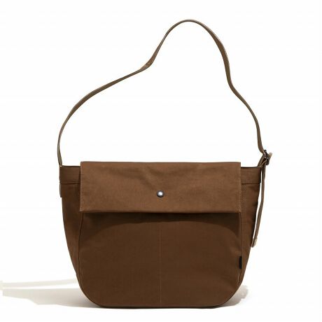 [^:60402]uCITY PLUS/NEWSPAPERvj[Yy[p[obOV[Ỹ~hTCYBA4TCỸt@C]TĎ[łAԑ傫ȃI[KiCU[|Pbgɂ́A13.3inchPC܂邽߁ArWlXV[ɂ߂łBtbvJƁAX}[gtHpXP[XȂǏȏACeɕ֗ȃI[KiCU[|PbgQzuBCXy[Xɂ̃|PbgĂAOEHbg⃏CXCzȂǂ𑼂̉וƕāAƎ[ł܂B500`600ml(20.5cmx܂)TCỸybg{gĂĎ[\Bɉ\ɂAԂȐ܂肽ݎP(34cm)QĎ[łTCYłB[̃TCY͂܂ŎQlłBV_[xg͒߉\ŁA΂ߊ|͂AZăV_[ŎX^C߂łB1900Nȍ~AAJ̏NVzBŎgpĂobOB̃VvƓɗnރX^C璅z𓾂āAUNTRACKƎ̎_őfނƋ@\Ał̃j[Yy[p[obOƂčč\z܂Bfނɂ́AʓIRbgł͂ȂA|GXe60AiC40Œxɕ҂ݏグn̗pĂ܂BC^AR̃EFAɂ̗pꂽтAȎgƉH̑gݍ킹ŁA߂A܂Ń[XL̂悤ȏiȌڂƎGĂāA@\Ɣ𗼗Ă܂B̖͂ȂAɂȂlnBꂱUNTRACK̐^łÃV[Yɍ߂ꂽvłB