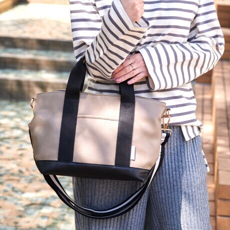 [^:lz-70307]M`ILCڃJWAIl̃fC[g[gobOXbLƂڂŔNgāAʋ΁AʊwAfC[[YɁIȂ߂炩ȎGPUU[fށB㎿ȃV{Ƀ}bgŒ悢ByʂŏڗɂAꂵ₷̂|CgI΂ߊ|A|ł2WAYdlBڂ킢A߂Ō̕SyĂ郉CfUC̃V_[xgtŗ鎖łIobOňԐGnh㕔́AoUU[ĂĈ₷ďvɖыʂłɂB傫AȂfC[[YɒxǂTCYB}`12cmAybg{gĂ܂܎[łĂa5TCY܂Ŏ[\Av6|PbgŏƎ[ł!yTCYicmjz-őꕝF26-36AF22A}`F12荂F12A蒷F32V_[~F76-135~3.8ydʁigjz[{]400[V_[]100ydlzJF}OlbgFt@Xi[|Pbg~2AI[v|Pbg~3OFI[v|Pbg~1yfށzPUARbgTCY͓XuOTCYłB^O̕\LƂ͈قȂꍇ܂Biɂ̍ꍇ܂̂ŗ\߂Byӓ_zfނ̐A̓̂܂BXł̓[J[疧Ԃœ׌Aȉēx܋lߒvĂ܂̂ŁAXɂ鏤iƂ͈ႢÂ܂B̂gpAȂǂŋCɂȂ͂قƂǊȂȂ܂̂ł܂B􂢂͔Aꂽꍇ͊@ĉBʐ^̏iƎۂ̏i̓uEUɂāAFقȂꍇ܂̂ŁA\߂܂B