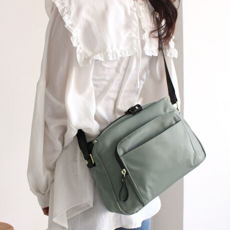 [^:lz-153r][͔Q̂Ղ10|PbgI[V_[obOBH{ꂽiCfނ̖{̂ɕgꂽtFCNU[iȃV_[obOB肵}`L݌vOE킹10̃|PbgŌڈȏ̎[͂|CgBC[̊J̓_ut@Xi[ōEǂ炩łJ₷IJ̓CɂgāAyʂȂ̂ŃfC[[Yɂ҂łByTCYicmjzF19AJF24AꕝF30A}`F11V_[~F82-129~4ydʁigjz480ydlzJF_ut@Xi[FI[v|Pbg~3At@Xi[|Pbg~2OFI[v|Pbg~1A}Olbg|Pbg~2At@Xi[|Pbg~2yfށziCAvyFWJzO[x[WA_[NO[AubNAX[NO[/ubNTCY͓XuOTCYłB^O̕\LƂ͈قȂꍇ܂Biɂ̍ꍇ܂̂ŗ\߂Byӓ_zfނ̐A̓̂܂BXł̓[J[疧Ԃœ׌Aȉēx܋lߒvĂ܂̂ŁAXɂ鏤iƂ͈ႢÂ܂B̂gpAȂǂŋCɂȂ͂قƂǊȂȂ܂̂ł܂B􂢂͔Aꂽꍇ͊@ĉBʐ^̏iƎۂ̏i̓uEUɂāAFقȂꍇ܂̂ŁA\߂܂B