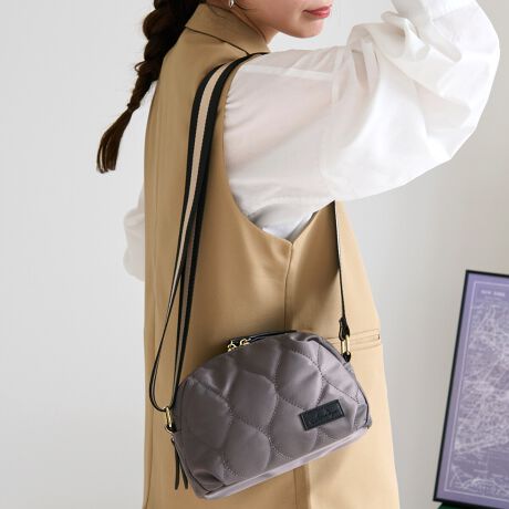 [^:lz-70523]z@\|PbgtV_[BzȂAוyȂĐgyɁI]̂zV_[Ƃ͈ႢAg̑ɊJ|PbgȂ̂ł܂̐lɂ͒ɂ傫JĂ܂ƂȂ̂ňSĎgIJ[h|Pbgt@Xi[t|PbgŌJ[hʒȂǂ܂Ƃ߂Ď[\ID܂炸ɂ̂܂܎[\I}}obO◷s̃TuobOƂĂô̂ɂ傤ǂyʂŃRpNgȃTCY|CgIۂ݂̂tHƃLeBÕfUClۂiȕ͋CɁBiCȂ̂ŉJ̓C˂ȂgB yTCYicmjzꕝF21.5AF14.5A݁F10(CF8.5cmAz|PbgF1.5cm)V_[xg~F78-143~3.8ydʁigjz270ydlzJFt@Xi[CFI[v|Pbg~1z|PbgFJ[h|Pbg~6AI[v|Pbg|Pbg~1At@Xi[|Pbg~1yfށziCAPUTCY͓XuOTCYłB^O̕\LƂ͈قȂꍇ܂Biɂ̍ꍇ܂̂ŗ\߂Byӓ_z{v܂PVCPUȂǂ̃tFCNU[̏iEiCn̏íAfނ̐A̓̂܂BXł̓[J[疧Ԃœ׌Aȉēx܋lߒvĂ܂̂ŁAXɂ鏤iƂ͈ႢÂ܂B̂gpAȂǂŋCɂȂ͂قƂǊȂȂ܂̂ł܂B􂢂͔Aꂽꍇ͊@ĉBʐ^̏iƎۂ̏i̓uEUɂāAFقȂꍇ܂̂ŁA\߁A܂B