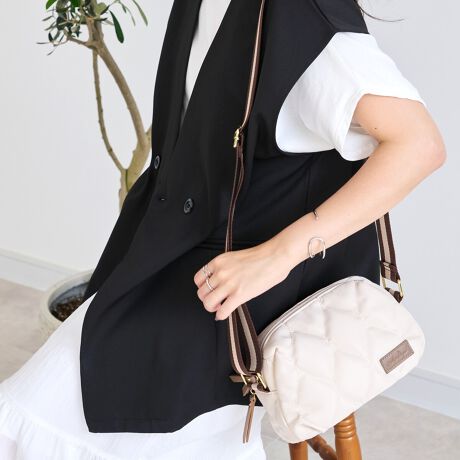 [^:lz-70523]z@\|PbgtV_[BzȂAוyȂĐgyɁI]̂zV_[Ƃ͈ႢAg̑ɊJ|PbgȂ̂ł܂̐lɂ͒ɂ傫JĂ܂ƂȂ̂ňSĎgIJ[h|Pbgt@Xi[t|PbgŌJ[hʒȂǂ܂Ƃ߂Ď[\ID܂炸ɂ̂܂܎[\I}}obO◷s̃TuobOƂĂô̂ɂ傤ǂyʂŃRpNgȃTCY|CgIۂ݂̂tHƃLeBÕfUClۂiȕ͋CɁBiCȂ̂ŉJ̓C˂ȂgB yTCYicmjzꕝF21.5AF14.5A݁F10(CF8.5cmAz|PbgF1.5cm)V_[xg~F78-143~3.8ydʁigjz270ydlzJFt@Xi[CFI[v|Pbg~1z|PbgFJ[h|Pbg~6AI[v|Pbg|Pbg~1At@Xi[|Pbg~1yfށziCAPUTCY͓XuOTCYłB^O̕\LƂ͈قȂꍇ܂Biɂ̍ꍇ܂̂ŗ\߂Byӓ_z{v܂PVCPUȂǂ̃tFCNU[̏iEiCn̏íAfނ̐A̓̂܂BXł̓[J[疧Ԃœ׌Aȉēx܋lߒvĂ܂̂ŁAXɂ鏤iƂ͈ႢÂ܂B̂gpAȂǂŋCɂȂ͂قƂǊȂȂ܂̂ł܂B􂢂͔Aꂽꍇ͊@ĉBʐ^̏iƎۂ̏i̓uEUɂāAFقȂꍇ܂̂ŁA\߁A܂B