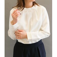 パール調モチーフ付きデザインネックブラウス