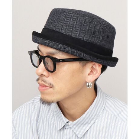 [^:RBN-076]NVJȑloIփ{[cC[h|[NpCnbgCMX̗u|[NpCvɌڂĂ邱ƂꂽÕ|[NpCnbgB~`ŃgbvȃNEɁAM̌̂悤ɏɂȂu킹VGbgBʊAƒĝ݂\̃w{[cC[hngpAĩR[fɔ邾ŃV[Y[hObƍ߂ĂAH~̃}XgACeB܂nbgɔׁAJWAɍ킹₷̂ŁANVJȃLC߃X^CAJWASʂ܂ŁALX^CɃ}b`Ă܂BVvȃX^COɂATbƔ邾ŁAlȂȂꊴoĂ֗ACeBPoint 01~`ŃgbvȃNEɁAM̌̂悤ɏƂȂu킹VGbg̃|[NpCnbgBPoint 02nɂ́AH~Ԃ̔F͂̃w{[cC[hngpBDʊ̂Aw{[L̐D͗l|CgBPoint 03ѕƃcõpCsOɂ́A炩ȋNъ̃s[`XLfނgpؑւfUCBubN邱ƂŏiŃNVJȈۂɁBPoint 04ńAiȌƊ炩Ȏ̃TengpBp[vJ[CȂ|CgɁBPoint 05̃Xx̖ʃt@Xi[tAWX^[ŁAtBbg̒߂\BPoint 06NE͒ǂ[߂ŁAŜSnBpĝ݂F̐nALR[fBl[g̃ANZgɎg₷łBNE̐cnďȂĂ̂ŁA_炩ASn悢tBbgłBVcWPbgȂǁALC߂ȃX^COɂATVcȂǃtȃX^COɂL킹₷łBnbgłȂA܂nbgC킸₷̂|CgBbɂȂĂA̓̃v[gMtgɂ߂łBTCYt[TCYiTCY߃AWX^[tj/@F58.5 cm/΁iJ[ԁjF2.0cm/F10.0cm/fށ{́FE[50, |GXe50/сF|GXe90, |E^10/nF|GXe100/Y