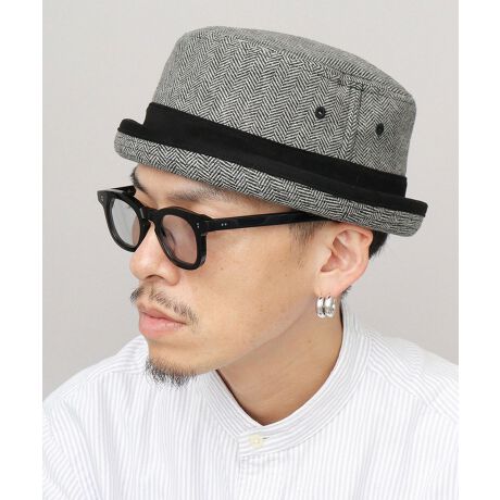 [^:RBN-076]NVJȑloIփ{[cC[h|[NpCnbgCMX̗u|[NpCvɌڂĂ邱ƂꂽÕ|[NpCnbgB~`ŃgbvȃNEɁAM̌̂悤ɏɂȂu킹VGbgBʊAƒĝ݂\̃w{[cC[hngpAĩR[fɔ邾ŃV[Y[hObƍ߂ĂAH~̃}XgACeB܂nbgɔׁAJWAɍ킹₷̂ŁANVJȃLC߃X^CAJWASʂ܂ŁALX^CɃ}b`Ă܂BVvȃX^COɂATbƔ邾ŁAlȂȂꊴoĂ֗ACeBPoint 01~`ŃgbvȃNEɁAM̌̂悤ɏƂȂu킹VGbg̃|[NpCnbgBPoint 02nɂ́AH~Ԃ̔F͂̃w{[cC[hngpBDʊ̂Aw{[L̐D͗l|CgBPoint 03ѕƃcõpCsOɂ́A炩ȋNъ̃s[`XLfނgpؑւfUCBubN邱ƂŏiŃNVJȈۂɁBPoint 04ńAiȌƊ炩Ȏ̃TengpBp[vJ[CȂ|CgɁBPoint 05̃Xx̖ʃt@Xi[tAWX^[ŁAtBbg̒߂\BPoint 06NE͒ǂ[߂ŁAŜSnBpĝ݂F̐nALR[fBl[g̃ANZgɎg₷łBNE̐cnďȂĂ̂ŁA_炩ASn悢tBbgłBVcWPbgȂǁALC߂ȃX^COɂATVcȂǃtȃX^COɂL킹₷łBnbgłȂA܂nbgC킸₷̂|CgBbɂȂĂA̓̃v[gMtgɂ߂łBTCYt[TCYiTCY߃AWX^[tj/@F58.5 cm/΁iJ[ԁjF2.0cm/F10.0cm/fށ{́FE[50, |GXe50/сF|GXe90, |E^10/nF|GXe100/Y