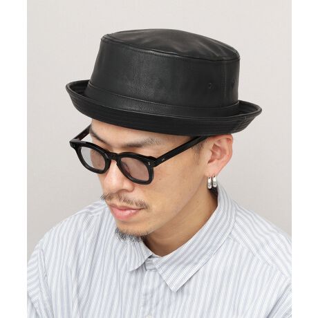 [^:RBN-078]VbNȑloIU[|[NpCnbgCMX̗u|[NpCvɌڂĂ邱ƂꂽÕ|[NpCnbgB~`ŃgbvȃNEɁAM̌̂悤ɏɂȂu킹VGbgB悢̃U[fނgpĂ̂ŁAVbNȑl͋̕CoĂ܂B܂nbgɔ׃JWAɍ킹₷̂ŁANVJȃLC߃X^CAJWASʂ܂ŁALX^CɃ}b`Ă܂BVvȃX^COɂATbƔ邾ŁAlȂȂꊴoĂ֗ACeBPoint 01~`ŃgbvȃNEɁAM̌̂悤ɏƂȂu킹VGbg̃|[NpCnbgBPoint 02\nɂ́A悢V{Ɖ̃U[fނgpB݂ȂA_炩ASn̗ǂ́BPoint 03nɂ́AbVngpBʋCコAXq̔M܂BPoint 04̃Xx̖ʃt@Xi[tAWX^[ŁAtBbg̒߂\BPoint 05NE͒ǂ[߂ŁAŜSnBpԃACeł|[NpCnbǵAl̃JWAX^CƂQłBNE̐cnďȂĂ̂ŁA_炩ASn悢tBbgBvgpĂ̂ŁA{vقǋCAtāEH~킸I[V[Y܂BBe[WCNȍv̓Ch߂AVcWPbgȂǁALC߂ȃX^COɂATVcȂǃtȃX^COɂL킹₷łBnbgłȂA܂nbgC킸₷̂|CgBbɂȂĂA̓̃v[gMtgɂ߂łBTCYt[TCYiTCY߃AWX^[tj/@F58.5 cm/΁iOjF2.0cm/΁iEjF3.0cm/F9.0cm/fށ{́Fv/nF|GXe100%/Y