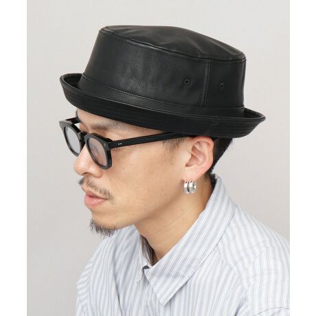 [^:RBN-078]VbNȑloIU[|[NpCnbgCMX̗u|[NpCvɌڂĂ邱ƂꂽÕ|[NpCnbgB~`ŃgbvȃNEɁAM̌̂悤ɏɂȂu킹VGbgB悢̃U[fނgpĂ̂ŁAVbNȑl͋̕CoĂ܂B܂nbgɔ׃JWAɍ킹₷̂ŁANVJȃLC߃X^CAJWASʂ܂ŁALX^CɃ}b`Ă܂BVvȃX^COɂATbƔ邾ŁAlȂȂꊴoĂ֗ACeBPoint 01~`ŃgbvȃNEɁAM̌̂悤ɏƂȂu킹VGbg̃|[NpCnbgBPoint 02\nɂ́A悢V{Ɖ̃U[fނgpB݂ȂA_炩ASn̗ǂ́BPoint 03nɂ́AbVngpBʋCコAXq̔M܂BPoint 04̃Xx̖ʃt@Xi[tAWX^[ŁAtBbg̒߂\BPoint 05NE͒ǂ[߂ŁAŜSnBpԃACeł|[NpCnbǵAl̃JWAX^CƂQłBNE̐cnďȂĂ̂ŁA_炩ASn悢tBbgBvgpĂ̂ŁA{vقǋCAtāEH~킸I[V[Y܂BBe[WCNȍv̓Ch߂AVcWPbgȂǁALC߂ȃX^COɂATVcȂǃtȃX^COɂL킹₷łBnbgłȂA܂nbgC킸₷̂|CgBbɂȂĂA̓̃v[gMtgɂ߂łBTCYt[TCYiTCY߃AWX^[tj/@F58.5 cm/΁iOjF2.0cm/΁iEjF3.0cm/F9.0cm/fށ{́Fv/nF|GXe100%/Y