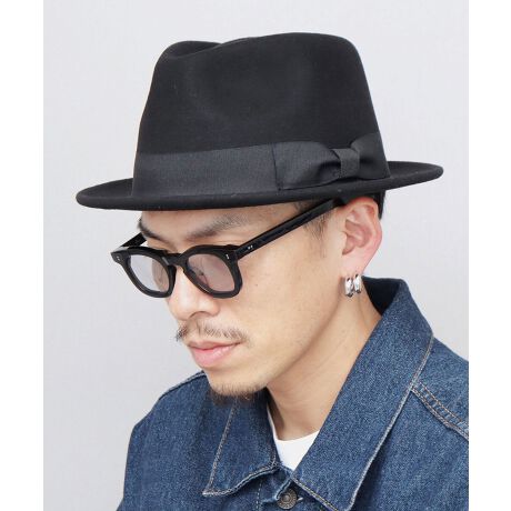 [^:RHT-052]S蔲X^_[hVGbg|CgBTHE FELT HATIeBAhbv^̃NEɁA4.5cm̋CJ[~hu킹AꂼgTHE FELT HAThƂׂAX^_[hVGbgő̖͂̒܂tFgnbgBƂVGbgAĩR[fɎ邾ŃANZgɂȂ܂BNEɂƔzꂽOO{ɂ̓VvȂ̗̂pAVvɂ߂fUCBLR[fBl[gɍ킹₷ATbƔ邾ŃX^CbVȑl̈ۂvXĂ܂Bڂ̋l܂E[100fނŌ^ꂵɂAƂ|CgBPoint 01eBAhbv^̃NEɁA4.5cm̏J[u~hu킹Aɂ̃X^_[hVGbgɍS܃tFgnbgBC킸₷ԃACeBPoint 02NEɂƔzꂽOO{ɂ̓VvȂ̗̂pA~j}ȃfUCɁBPoint 03X̂ɂ́AƖڂ̋l܂E[100fނgpB^ꂵɂAƂ|CgBPoint 04Xx̃TCY߃e[vŁAtBbg̒߂\BPoint 05󂷂A[ȂAǂ[̐݌vŖlɔ₷Bpڂ̋l܂E[ngpA^ꂵɂƂłBtH[}ɂAJWAɂgtFgnbgłBWPbgVcȂǂƍ킹gbhȃX^CLC߃R[fȂǁA荇킹̂ǂłAJWAȃACeƂ̃tȍ킹yɂȂꊴo܂BTCYAWX^[e[vŃtBbg𒲐߂ł̂|CgBv[gMtgɂ߂łBAJWEÒDɂ͕K{ACeITCYt[TCYiTCY߃AWX^[tj/@F58.5 cm/΁F4.5cm/F11.5cm/fށE[100/Y