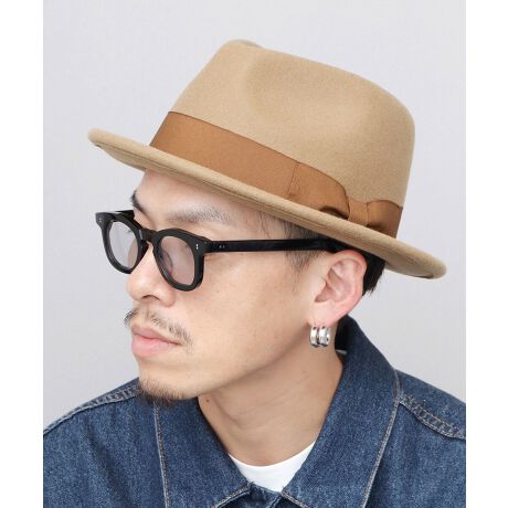 [^:RHT-052]S蔲X^_[hVGbg|CgBTHE FELT HATIeBAhbv^̃NEɁA4.5cm̋CJ[~hu킹AꂼgTHE FELT HAThƂׂAX^_[hVGbgő̖͂̒܂tFgnbgBƂVGbgAĩR[fɎ邾ŃANZgɂȂ܂BNEɂƔzꂽOO{ɂ̓VvȂ̗̂pAVvɂ߂fUCBLR[fBl[gɍ킹₷ATbƔ邾ŃX^CbVȑl̈ۂvXĂ܂Bڂ̋l܂E[100fނŌ^ꂵɂAƂ|CgBPoint 01eBAhbv^̃NEɁA4.5cm̏J[u~hu킹Aɂ̃X^_[hVGbgɍS܃tFgnbgBC킸₷ԃACeBPoint 02NEɂƔzꂽOO{ɂ̓VvȂ̗̂pA~j}ȃfUCɁBPoint 03X̂ɂ́AƖڂ̋l܂E[100fނgpB^ꂵɂAƂ|CgBPoint 04Xx̃TCY߃e[vŁAtBbg̒߂\BPoint 05󂷂A[ȂAǂ[̐݌vŖlɔ₷Bpڂ̋l܂E[ngpA^ꂵɂƂłBtH[}ɂAJWAɂgtFgnbgłBWPbgVcȂǂƍ킹gbhȃX^CLC߃R[fȂǁA荇킹̂ǂłAJWAȃACeƂ̃tȍ킹yɂȂꊴo܂BTCYAWX^[e[vŃtBbg𒲐߂ł̂|CgBv[gMtgɂ߂łBAJWEÒDɂ͕K{ACeITCYt[TCYiTCY߃AWX^[tj/@F58.5 cm/΁F4.5cm/F11.5cm/fށE[100/Y