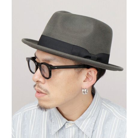 [^:RHT-052]S蔲X^_[hVGbg|CgBTHE FELT HATIeBAhbv^̃NEɁA4.5cm̋CJ[~hu킹AꂼgTHE FELT HAThƂׂAX^_[hVGbgő̖͂̒܂tFgnbgBƂVGbgAĩR[fɎ邾ŃANZgɂȂ܂BNEɂƔzꂽOO{ɂ̓VvȂ̗̂pAVvɂ߂fUCBLR[fBl[gɍ킹₷ATbƔ邾ŃX^CbVȑl̈ۂvXĂ܂Bڂ̋l܂E[100fނŌ^ꂵɂAƂ|CgBPoint 01eBAhbv^̃NEɁA4.5cm̏J[u~hu킹Aɂ̃X^_[hVGbgɍS܃tFgnbgBC킸₷ԃACeBPoint 02NEɂƔzꂽOO{ɂ̓VvȂ̗̂pA~j}ȃfUCɁBPoint 03X̂ɂ́AƖڂ̋l܂E[100fނgpB^ꂵɂAƂ|CgBPoint 04Xx̃TCY߃e[vŁAtBbg̒߂\BPoint 05󂷂A[ȂAǂ[̐݌vŖlɔ₷Bpڂ̋l܂E[ngpA^ꂵɂƂłBtH[}ɂAJWAɂgtFgnbgłBWPbgVcȂǂƍ킹gbhȃX^CLC߃R[fȂǁA荇킹̂ǂłAJWAȃACeƂ̃tȍ킹yɂȂꊴo܂BTCYAWX^[e[vŃtBbg𒲐߂ł̂|CgBv[gMtgɂ߂łBAJWEÒDɂ͕K{ACeITCYt[TCYiTCY߃AWX^[tj/@F58.5 cm/΁F4.5cm/F11.5cm/fށE[100/Y