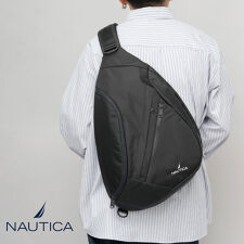 ノーティカ(NAUTICA)のオールブラック スリング クロスボディバッグ A4収納可