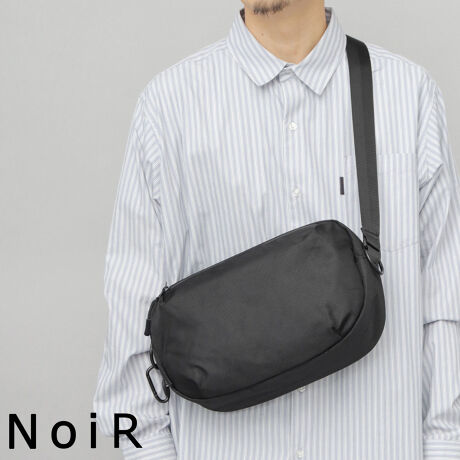 [^:EMT-017]ANeBuȊT|[gAԂȃCV_[obOꂽfUCƃX^CbVȁhhINEWuhgNoiRimA[jh́wPyxis shoulderxBTCN|GXefނgpAɗDfqrF؏iB~j}fUC̃RpNgȌڂȂAfC[[X̃CobOƂĎgTCYB}`ƂC[Xy[Xɂ͎dɕ֗ȖLxȃ|PbgAtgɂ̓{gނ܂eʂ̃t@Xi[|PbgzuBfC[[XE^E[Xɂ͂AsEAEghA܂ŕLV[Ŋ􂵂Ă܂BPoint 01I[ubNœꂳꂽAX^CbVsIȃ~j}fUĆwPyxis shoulderxBTChɔzuwNoiRx̃sX^OCȂANZgBPoint 02Ȃ̂ȂX^_[hȃ|GXefނƁASŃ^tȎ̃oXeBbN|GXefނ2^CvpӁBPoint 03ꂽpybg{gƂ|GXe@ێ̐ngpAɗDfqrF؏iBGRSƂ́O[oETCNEX^_[hiGRSj́AŏIiɊ܂܂郊TCNނ̊ܗLʂǐՁE؂邽߂̎IȐiKiłBGRŚAŒ20̍ĐނgpׂĂ̐ỉHAAA\AAʂΏہBPoint 04C[Xy[X́ARpNgȌڂȂ̂o|ACe܂TCYBL}`ŁA500mlybg{g|[`ȂǕ̂וyɎ[\BPoint 05C[Xy[Xɂ́AI[v|Pbg~2At@Xi[|Pbg~1AbV|Pbg~2BׂdoLxȃ|PbgŁAނU炩炸YɎ^т\BPoint 06tgɂ́Aeʂ̎~t@Xi[|PbgzuBpɃ^bN̓̊̂Xy[XŁA{gނ[\Bɂ́ApXP[X⌮Ȃǂ̎tɕ֗ȃL[tbNBPoint 07wʕɂ́At@Xi[|PbgzuBZLeB|PbgƂāAzpXP[XȂǂ̋Mdi̎[ɂIXXPoint 08V_[xg͂D݂Œ̒߂\B̓̃R[fBl[gɍ킹Ē𒲐߂AƑlƃVFAĎg܂BTChɂ́AANZT[L[A^b`gpDJBwNoiRx̃SIWifUC̃JritBPoint 09obOOʁEwʂɃNbVނꂽƂBP̂ł̎\BPoint 10Oet@Xi[ɂ͊~ߕt̃Wbp[^utBwɃtBbgāAX[YɊJ\BgpԂȌڂȂAfC[[X̃CobOƂĎgV_[|[`łBLxȓ|Pbg{gނ܂tg|PbgŁAgQig͂Ax̂o|₨As̃TuobOȂǕL􂵂Ă܂B肪󂯂̂ŁAqÃppɂIXXłIeU߂ւ̃v[gEMtgɂXybNF~t@Xi[/O|PbgF~t@Xi[|Pbg~1, t@Xi[|Pbg~1/|PbgFI[v|Pbg~2, t@Xi[|Pbg~1, bV|Pbg~2/@F33.0cm/F20.0cm/}`F8.5cm/V_[xgF~128.0cmiŒj/fށTCN|GXe/dʁ|GXeF280O/oXeBbN|GXeF315O/eʁ5.5bg/Y/