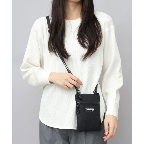 [^:TCY-031]Ԃ犴oło|gTHRASHERV_[|[`hẼXP[^[lĈuhgTHRASHERiXbV[jh̃}`lbN|[`BRpNgȃTCYŁAŒ̕KiĂo|ɂ҂̃ACeBV[킸g₷VvȃubNƁAt@bVEŒNĂԃfUC̃Ip[h2fUCB[Xy[X͑傫߂̃X}z܂g̗ǂeʁBׂACeU炩炸AڂĎ^т\ȃ|PbgO2ӏɔzuBƂ₨UɎԂło|͂AX^CÕANZgɂgACełBPoint 01Œ̏[\ȃ}`lbN|[`Bʂȑ킬VvȃubNƁACpNgQȂ瑽lȃX^Cɍ킹₷Ip[h2fUCpӁBACRjbNȃuh^O|CgɁBPoint 02C[Xy[X́A傫߂̃X}[gtHyɎ܂TCYBt@Xi[tł̂ŁARpNgEHbg⌮Ȃǂ̋Mdi܂ĂSPoint 03tgɂ́At@Xi[|PbgzuBbvEږȂǁAU炩Ă܂ȍׂACe̎[ɕ֗BPoint 04wʕɂ́A[̂I[v|PbgzuBpXP[XȂǁATbƎoACe̎[ɕ֗BPoint 05et@Xi[ɂ́Ah[R[h̃Wbp[^utŃX[YɊJ\BPoint 06V_[Xgbv́AAWX^[tŒ̒߂\BȒPɎOôŁAobOCobOƂĂg܂Point 07fނɂ͌yʂőϋvɗDꂽA|GXe̗pB݂̂A^tȎ́BgpVvȃX}zV_[|VFbgłBX}[gtH⎩KvȂ̂ŏɂ܂Ƃ߂̂ŁAgyɓɎgACełB傫߂ȃX}[gtHĂ]TTCYȂ̂ŁApXP[X⌮ȂǂāAƂ܂ł̊OoȂǂɂ҂BVvȃfUC̃YEfB[X킸g郆jZbNXACeȂ̂ŁAv[gMtgɂIXXIXybNFt@Xi[/O|PbgFt@Xi[|Pbg~1, I[v|Pbg~1/@F12.5cm/F18.0cm/V_[XgbvF~130.0cmiŒj/fށ|GXe/dʁ70O/Y/