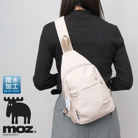 [^:TTO-109]Ď݂Ŕw遝mozyʃV_[킢wWJ̃ACRۓIȃXEF[f܂̖kuhhmoziYjh̃{fBobOBǂȃX^CɂtBbgAX}[gȃVGbǵBfC[Ɏg₷TCY̎[Xy[X́Ag̗ǂ|Pbg𕡐Bfނɂ́AH{Axȃ|GXefނgpA}ȉJɂΉBV_[xg̕tւ\DJŁAǂ̌ɔwĂg₷dlBfC[[X͂As̃TuobOAW[EAEghAȂǁALV[Ŋ􂷂ACeBʂ肵ȂA\fUC̃obÓAƑp[gi[Ƃ́ApobOƂĂ߁BPoint 01ǂȃX^CɂtBbgAI[Ehȃ{fBobOBX}[gȃVGbgɁAuhACR̃GNiwWJj̎hJ肰Ȃ|CgɁBTChɔzuAuhSƃXEF[f̃sX^O肰ȂANZgɁBPoint 02fނɂ́AyʂȂ炵Ǝ́Ax|GXefނgpB\nɂ͝H{Ă̂ŁAJ̓łCyɎgĂyBPoint 03C[Xy[X́AA5TCYyɎ܂AfC[Ɏg₷TCYBꕔɂ}`̂LXƂXy[XŁÂו[\BPoint 04ɂ́Adɕ֗ȃt@Xi[|PbgƎF̗ǂbV|PbgɉAuhLN^[́hGNh̃C[Wɍ킹ĐLk鐶n̗pgmoz pockethiY|PbgjzuBmoz pocketɂ́A500ml̃ybg{g␅|Ɏ[łA{gz_[Ƃĕ֗Point 05tgɂ́At@Xi[|PbgzuBt@Xi[BāAVvǋfUCBPoint 06wʂɂ́At@Xi[|PbgzuBzX}[gtH[āAZLeB|PbgƂĂ̎gp߁BPoint 07eXy[Xnɂ́ACgu[ƃzCg̃XgCv̐ngpB킢ƎF̗ǂ˔fUCɁPoint 08obOwʕɂ́AƂ݂̃NbVޓB̉ו̂ɓ̂yĂ̂ŁAwSnPoint 09V_[xǵA̒߂\BLŔw₷Aɂ݂͂̂NbVfޓBobOTChDJtĂ̂ŁAV_[xgtւ邱Ƃ\ǂ̌łw₷dlBPoint 10O̊et@Xi[ɂ́AO^̃IWitBwɂāA₷AX[YɊJ\BPoint 11GNiwWJj̉AtNg`[tBˑfނgpĂ̂ŁAÂ铹̈S΍ɂȂ܂B`[͎O\Bgpĝɂ҂tBbgOpobÓAO|₷̂ǂłBԂȌڂłA͍L}`ŁAKvȂ̂eʂ|Pbg[Ă̂ŁAוꂢɐڂĎ^тł܂Bo|₨Aւ̂UobOɂ҂BVvŁAjE킸Ag₷fUCȂ̂ŁApp}}ňꏏɎgyAcobOƂĂ߂łBbɂȂĂ؂ȕA̓̃v[gMtgɂXybNFt@Xi[/O|PbgFt@Xi[|Pbg~2/|PbgFt@Xi[|Pbg~1, bV|Gbg~1, hNz_[iY|Pbgj~1/tiFtN^[`[/@ꉡF21.5cm/F33.5cm/}`F10.0cm/V_[xgF~93.5cmiŒj/fށ|GXeiHj/d/ eʁ265O/ 3bg/YExgi