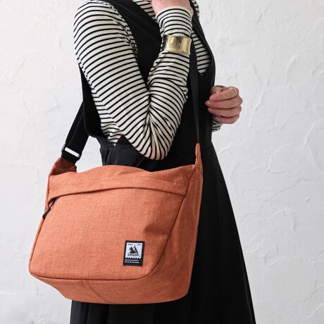 [^:c-60702-l]gyɂołACHOOPiV[vj̃V_[obOBLxȎ[Xy[XɂyʃV_[obOBLTCY̑傫߃TCYł[\IB5TCY܂B6̎[|Pbg@\l~jobOłB߉\ȃV_[xgŁA|E΂߂\łBے̝Hngp邱ƂŁAvŔ̂邨ȕɎdグĂ܂B yTCYicmjzJF38AꕝF27AF26A}`F12V_[xg~F65-120~3.7ydʁigjz370ydlzJFt@Xi[FI[v|Pbg~2At@Xi[|Pbg~2OFt@Xi[|Pbg~1(iXJtjFt@Xi[|Pbg~1yfށz|GXe()TCY͓XuOTCYłB^O̕\LƂ͈قȂꍇ܂Biɂ̍ꍇ܂̂ŗ\߂Byӓ_zfނ̐A̓̂܂BXł̓[J[疧Ԃœ׌Aȉēx܋lߒvĂ܂̂ŁAXɂ鏤iƂ͈ႢÂ܂B̂gpAȂǂŋCɂȂ͂قƂǊȂȂ܂̂ł܂B􂢂͔Aꂽꍇ͊@ĉBʐ^̏iƎۂ̏i̓uEUɂāAFقȂꍇ܂̂ŁA\߂܂B