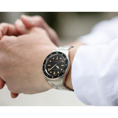 [^:YK20252-1BKDT]ubN_Co[́AubNx[𑕔^CvłBV[Ɏg鉤̃fUĈ߁A_Co[YEIb`{̃X^Cy߂邤ɂǂȃt@bVɂ킹₷g͔QłBȂAՂ̎dグςĂ܂BO[_Co[͉̂Ȃ}bgȎŁAubN_Co[ɂĂ͕bjf荞ނقǂ̃OXŁAẴ~[_CAɎdグĂ_͂ƂȂĂ܂B[gɂ̓ZCR[Gv\̋@B[gACal.YN55A𓋍ځB܂ṽoG[V͊ex[ƂɃCfbNXႢ2ނpӂ܂Bhbgƃo[gݍ킹ÑX^_[h^CvƁAꕔ3E6E9gpRp̃Tu}[i[^CvłB1950N̂̂𕜍AEgCIWĩxbguXZbgĂAgƍ͓ۗIȍƂȂĂ܂Bhmۂ邽߂ɃTt@CANX^h̗pAh[^Č܂BAPɏo点Ă܂ƃCfbNXcŌĂ܂߁AȐɂȂ悤ɂĂ܂Bu^ɍ󂳂鐻io[ƂΏ󂳂̂ʓIłA͈DƂ̊ԂŌƂ́grbOio[hB܂胍bNX̃RbNXfɕāAđ傫󂵂Ă܂BubNx[f͕ɐjʂ荞60N㏉܂ō̗pĂʏ̃~[_CAƌĂ΂鉐̂dグ{܂BCfbNXɂĂ͈FɏĂFČÂ悤ɖꂽČĂ܂B̂߈ÈłłقƂǌ܂̂ŗ\߂Bۏ؏ɂĕۏ؏͂グؖƍĕۊǂĂ܂悤肢܂BC̍ۂ́Aۏ؏Ƃグؖ킹ĂoB