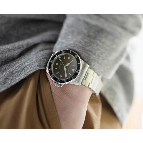 [^:YK20252-2BK]ubN_Co[́AubNx[𑕔^CvłBV[Ɏg鉤̃fUĈ߁A_Co[YEIb`{̃X^Cy߂邤ɂǂȃt@bVɂ킹₷g͔QłBȂAՂ̎dグςĂ܂BO[_Co[͉̂Ȃ}bgȎŁAubN_Co[ɂĂ͕bjf荞ނقǂ̃OXŁAẴ~[_CAɎdグĂ_͂ƂȂĂ܂B[gɂ̓ZCR[Gv\̋@B[gACal.YN55A𓋍ځB܂ṽoG[V͊ex[ƂɃCfbNXႢ2ނpӂ܂Bhbgƃo[gݍ킹ÑX^_[h^CvƁAꕔ3E6E9gpRp̃Tu}[i[^CvłB1950N̂̂𕜍AEgCIWĩxbguXZbgĂAgƍ͓ۗIȍƂȂĂ܂Bhmۂ邽߂ɃTt@CANX^h̗pAh[^Č܂BAPɏo点Ă܂ƃCfbNXcŌĂ܂߁AȐɂȂ悤ɂĂ܂Bu^ɍ󂳂鐻io[ƂΏ󂳂̂ʓIłA͈DƂ̊ԂŌƂ́grbOio[hB܂胍bNX̃RbNXfɕāAđ傫󂵂Ă܂BubNx[f͕ɐjʂ荞60N㏉܂ō̗pĂʏ̃~[_CAƌĂ΂鉐̂dグ{܂BCfbNXɂĂ͈FɏĂFČÂ悤ɖꂽČĂ܂B̂߈ÈłłقƂǌ܂̂ŗ\߂Bۏ؏ɂĕۏ؏͂グؖƍĕۊǂĂ܂悤肢܂BC̍ۂ́Aۏ؏Ƃグؖ킹ĂoB