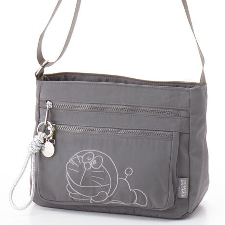 [^:SRA-272]SALON de RUBANƃhɂXyVACeoyʂȃiCV_[obOɃh̎hJIVvȂh̉炵\Ă܂OʂƔwʂɌvS̃|PbgAɂ̓t@Xi[|Pbgƃ{gz_[tĂ@\ʂ[TCYbW26~H20~D11.5cmdʁF300gV_[F70`135cm(O)dlbt@Xi[JFt@Xi[|Pbg~1{gz_[~1OʁFt@Xi[|Pbg~2wʁFI[v|Pbg~2SALON de RUBAN / T h @gAȂ鎩ɂȂhłȂ@\ǋB㎿ȑfގgŌyʊɂĂ܂B11肪܂ACeŃ[h[u𑝂₵Ăy݂ĉB𖲒Ɂ@lɃTvCY𐢊Eɂ1l̓ʂȂȂցB