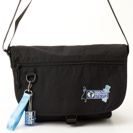 [^:KON2-005]lCAj TRi~DISCUS ATHLETICDISCUS ATHLETICƂ́u`vu͋vuX|[cve[}ƂX|[cANeBuEFAuhBjƍipAJ^tlXȃJWAEFAuhłBu]ːRivuLbhvuDṽ|GXeobOBg₷x[VbNȃfUCɁAhJfUCzFĂ܂BACRAN`[tBTCYbW22(34)~H21~D14cmeʁF9.9LdʁF302gV_[F70`138cm(Os)dlbvobNJFI[v|Pbg~1OʁFt@Xi[|Pbg~1wʁF}OzbN߃|Pbg~1DJ