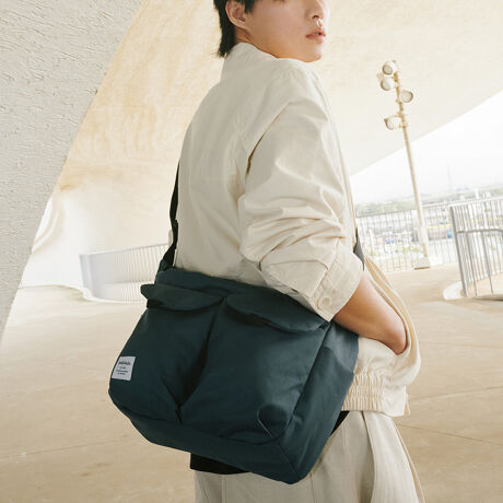 [^:475548]yfUCzRpNgȂ[͔Q̃V_[obOłBJ͑傫Jt@Xi[dlłBvX`bNpTCN|GXefނgpĂ܂BJVłSȝH{Ă܂BC[́Ag₷召̃|PbgtĂ܂Bpbg̃^ubg|PbǵAő11C`܂ł̃^ubg[\łBC[ɂ̓{gz_[tłBOʂɂ̓}Olbg߂̑eʃ|Pbg2tĂ܂BOʃ|PbgБɂ͌Ȃǂ|L[NbvtłByXybNzTCY/31~s15~20cm^ubg[|PbgF25~8cmő11C`̃^ubgɑΉd/400ge/6Le/1ގ/100PETTCN|GXeY/ω׏d/5kgyuhzhellolulu(n)́A2005Nɍ`Ő܂ꂽobOuhłBuVvŁAyAg₷vobOŎlyƂRZvǵwCarryHappinessxƂuhbZ[Wɂ\Ă܂BgllľۗȂAyNGCeBreBɂӂꂽւƓĂAȗ\҂uhłB