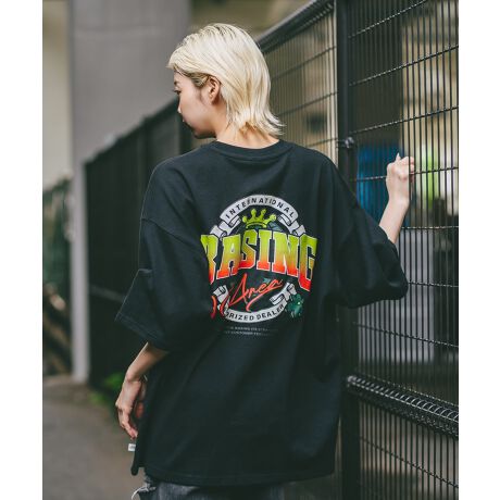 DESERT SPORTSWEAR:fU[gX|[cEFAVTVcoꁟwr[EFCg̔TVcBBIGVGbgœƓȃOtBbNfUCgĥACełByR[fBl[gzEXg[gAJWAX^CAAEghAX^C܂Ŗ\ɎgpoACeIEChpcA}LVXJ[gAI[o[I[AfjAXLj[pcłIE^bNCX^CłR[fBl[gɁIER[fȂXbNXpcAXLj[pcAMXAupcIER[fȂ烏ChpcAWK[pcAtAXJ[gAI[o[I[AfjIXXłBEpc̏ԂɂƃR[fBl[g̃|CgɂȂ܂BEjbgXAr[j[ALbvAoPbgnbgA^[oȂǂ̃ZbgAbvIXXłByDESERT SPORTSWEAR:fU[gX|[cEFAzAJ A]iBesˁB80Nォ90N𒆐SɃX|[eBŃJWAŃJWAȃfUCŁAw̃XEFbgVcTVc𒆐SɓWJĂ܂B܂̃l[ɂ́uPRO SWEATvAuPRO-TvƕiɎMWJĂ܂B݂̓uh͎cOȂłĂ܂܂A2024N{ɂĐVɃSVăufBOX^[gBNVbNȗvfAIȃfUC_BƎ̂OtBbNłB